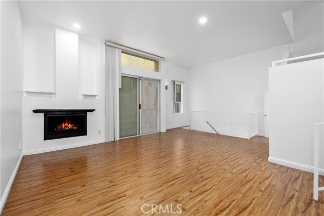 Detail Gallery Image 4 of 39 For 4845 Elmwood #C,  Los Angeles,  CA 90004 - 3 Beds | 3 Baths