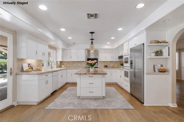 Detail Gallery Image 8 of 33 For 4525 Vista De Oro Ave, Woodland Hills,  CA 91364 - 5 Beds | 4/2 Baths