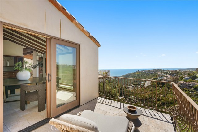 2516 Temple Hills Drive, Laguna Beach CA: https://media.crmls.org/medias/aae935fb-4123-4314-a1f9-24e722d279f5.jpg