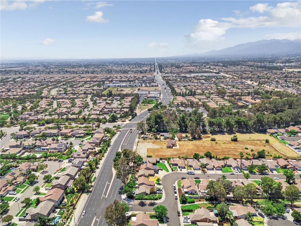 https://media.crmls.org/medias/aaee5578-42dd-4946-86c1-398f3188ec1f.jpg?preset=X-Large