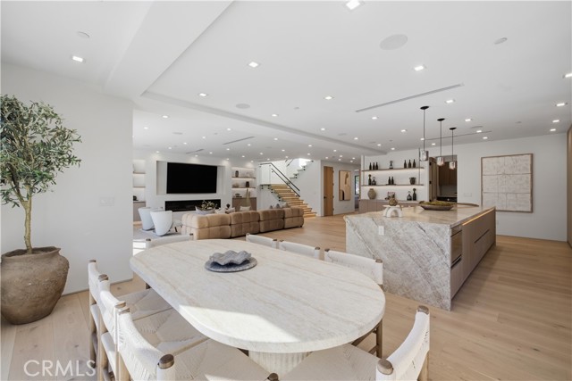 22518 Burbank photo 18