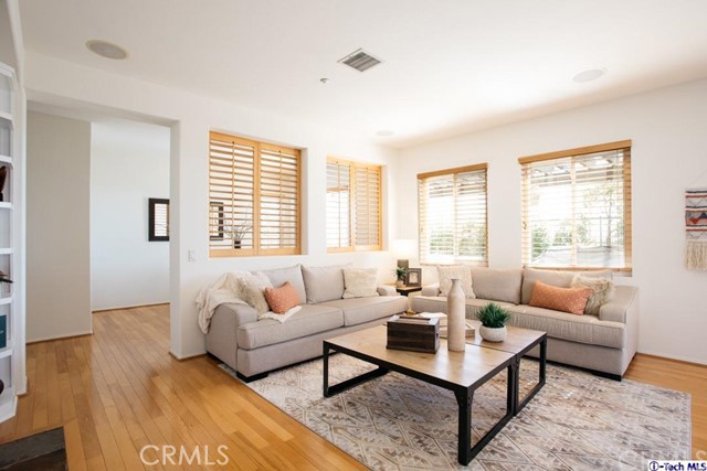 Detail Gallery Image 2 of 19 For 10040 Meritage Ct, Sun Valley,  CA 91352 - 4 Beds | 3 Baths