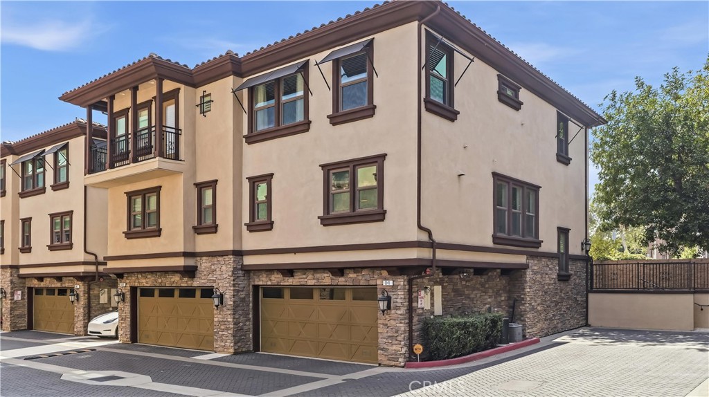 656 W Huntington #O-1