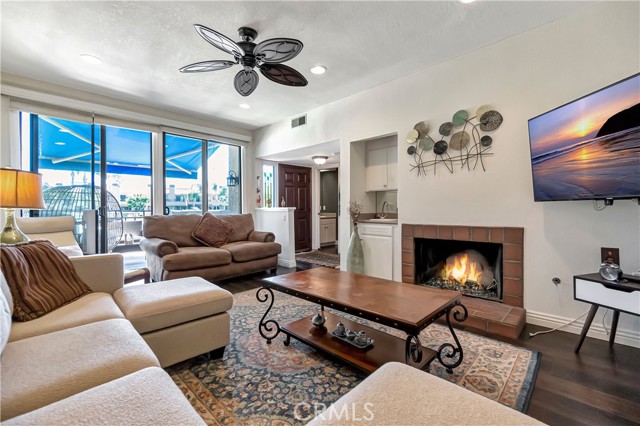 Detail Gallery Image 4 of 36 For 16396 Martin Ln #118,  Huntington Beach,  CA 92649 - 2 Beds | 2/1 Baths