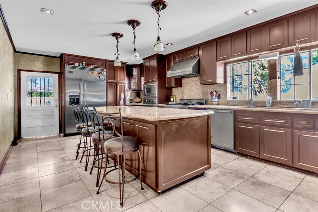 Detail Gallery Image 7 of 29 For 8557 Eucalyptus St, Downey,  CA 90242 - 4 Beds | 3 Baths