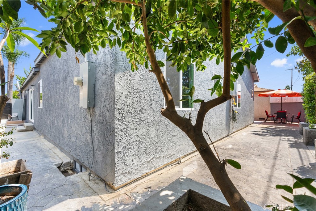 https://media.crmls.org/medias/aafb9888-d9de-4fc0-bd64-1ec19e3fe653.jpg?preset=X-Large