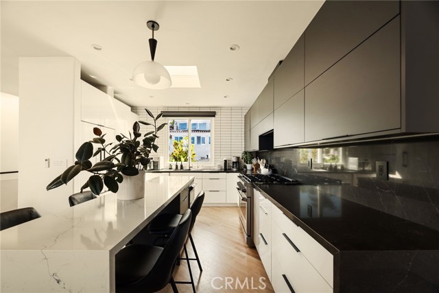 Detail Gallery Image 7 of 31 For 610 9th St a,  Hermosa Beach,  CA 90254 - 3 Beds | 2/1 Baths