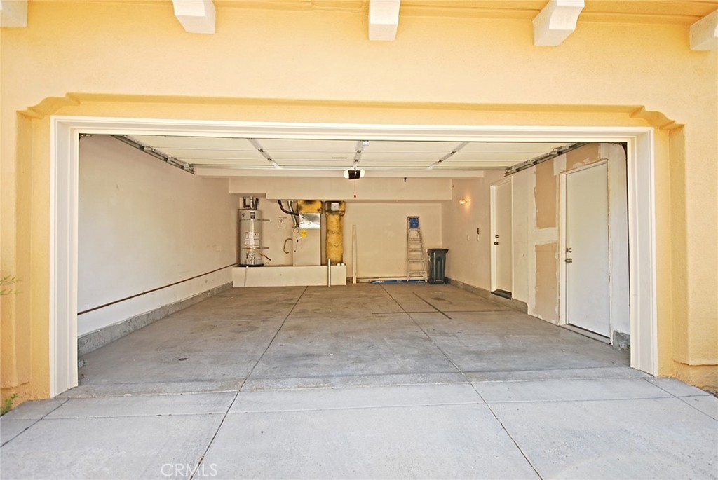 https://media.crmls.org/medias/aafc8544-bc82-4862-b158-2d393780e916.jpg?preset=X-Large