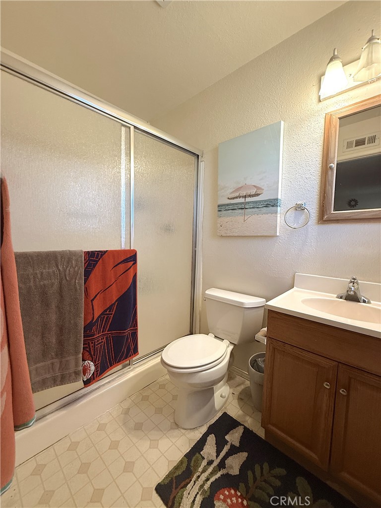 https://media.crmls.org/medias/aafcf2d9-c988-4dc6-b6f2-94f2ecec40aa.jpg?preset=X-Large
