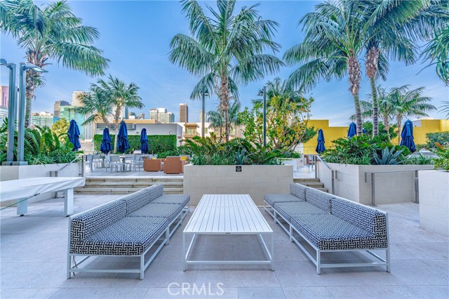 1050 S Grand Avenue, Los Angeles CA: https://media.crmls.org/medias/ab003114-bcc0-4810-90a1-601e67de68eb.jpg