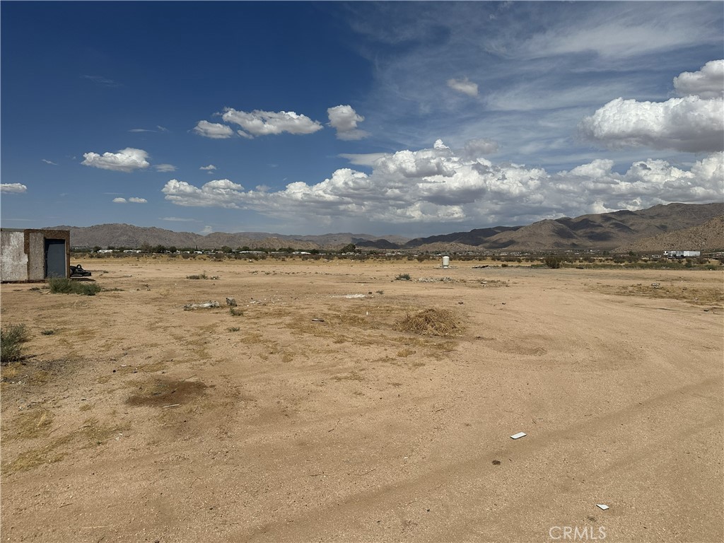 https://media.crmls.org/medias/ab00d641-2f52-4b0f-aade-6577c414673c.jpg?preset=X-Large
