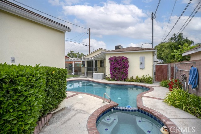 835 N Lincoln Street, Burbank CA: https://media.crmls.org/medias/ab014359-8592-44a4-8caa-bc342a94f926.jpg