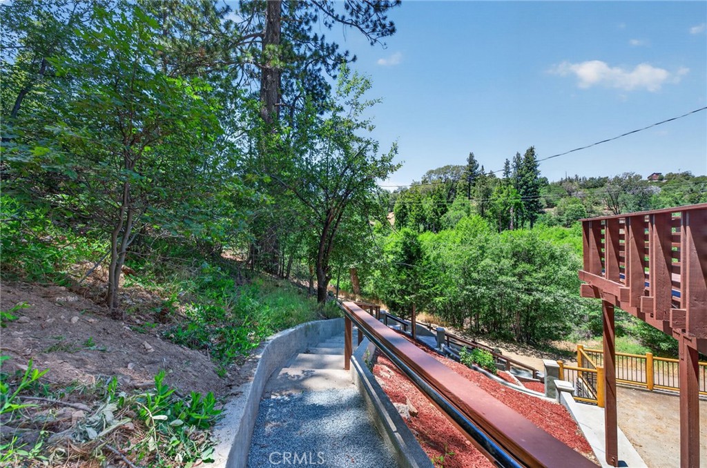https://media.crmls.org/medias/ab04c6e5-2e0c-44d3-83d2-a1aead1552d8.jpg?preset=X-Large