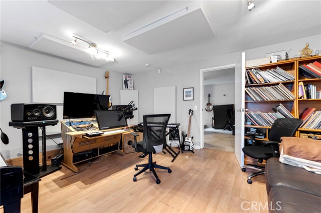 5187 Llano Drive, Woodland Hills CA: https://media.crmls.org/medias/ab04f00e-56be-4d85-af9c-f9ef7d10a3c2.jpg