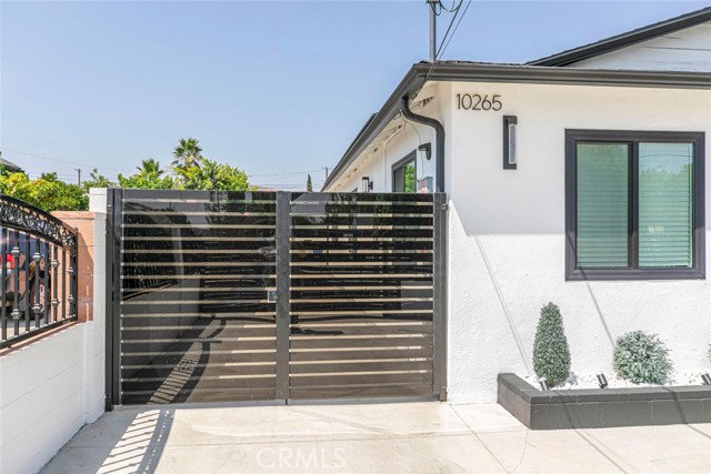 10265 Strathern Street, Sun Valley CA: https://media.crmls.org/medias/ab052222-3aa6-466a-ac3f-cd4554fc7c98.jpg