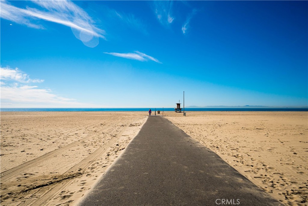 https://media.crmls.org/medias/ab0656d2-da56-4eee-af12-8daa2b8a5b50.jpg?preset=X-Large