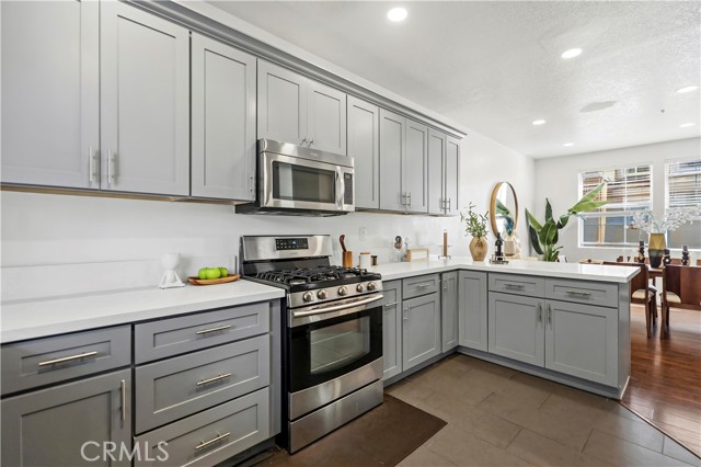 Detail Gallery Image 9 of 23 For 8 Cuzzano Aisle, Irvine,  CA 92606 - 3 Beds | 2/1 Baths