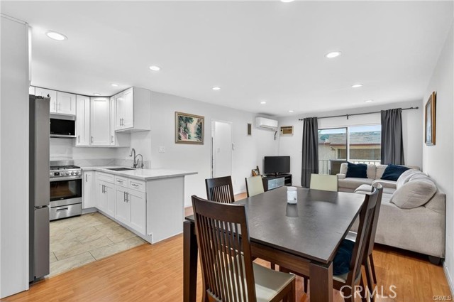 Detail Gallery Image 11 of 23 For 7826 Laurel Canyon Bld #17,  North Hollywood,  CA 91605 - 2 Beds | 1/1 Baths