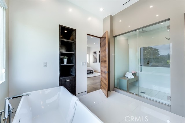 12732 Hortense Street, Studio City CA: https://media.crmls.org/medias/ab0d8d0e-ee74-482b-8e25-bddecb27987a.jpg