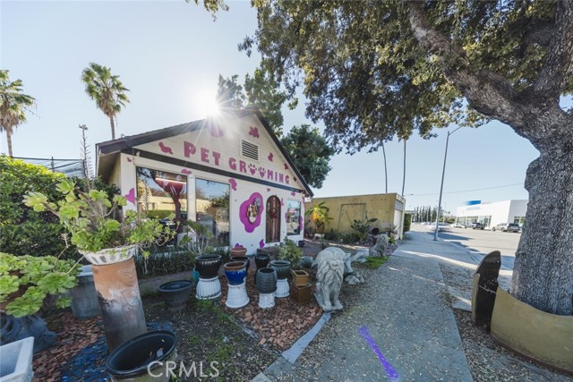 2006 E Foothill Boulevard, Pasadena CA: https://media.crmls.org/medias/ab0f2c95-7795-4658-9316-fb841517e717.jpg