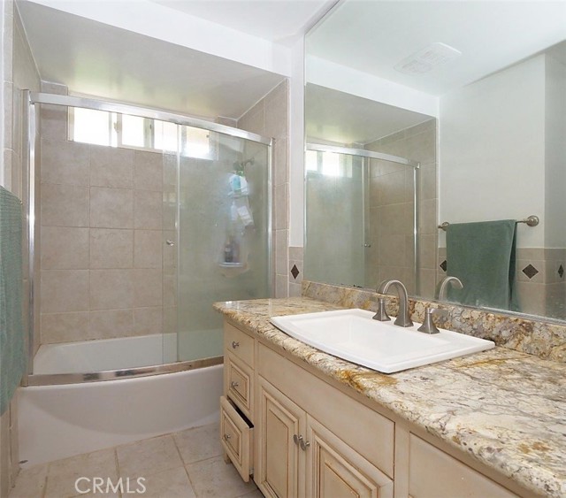 Hallway Full Bathroom on Upper Level