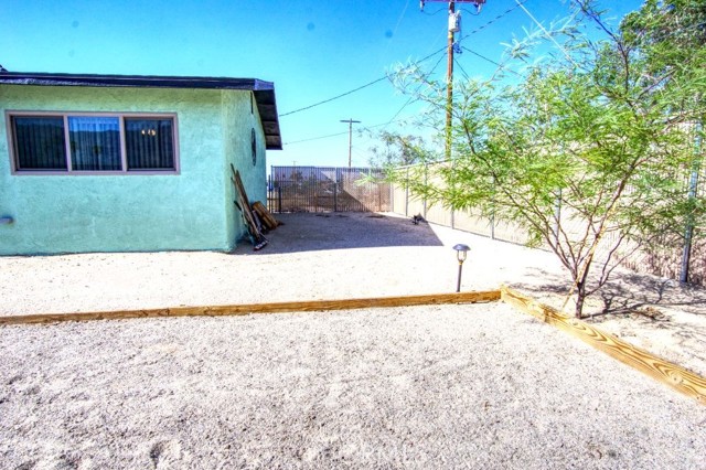 6367 Split Rock Avenue, 29 Palms CA: https://media.crmls.org/medias/ab13fa16-02b1-422b-8f54-52d1484bb995.jpg