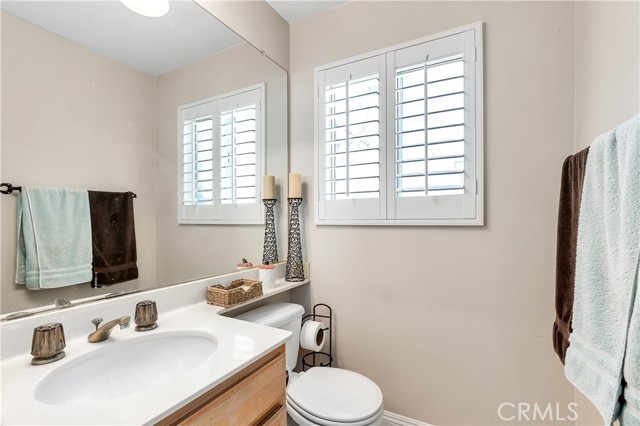 Detail Gallery Image 12 of 21 For 19906 Towhee Ct, Canyon Country,  CA 91351 - 4 Beds | 2/1 Baths
