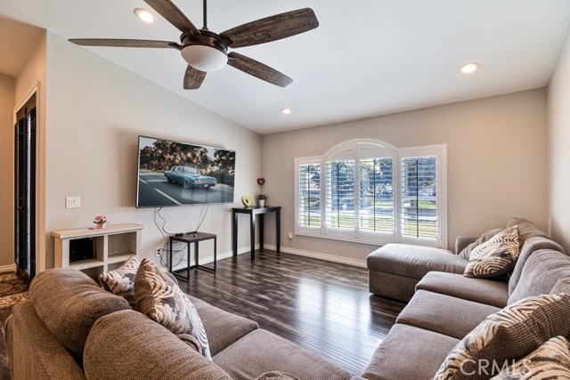 Detail Gallery Image 4 of 30 For 351 W Buffington St, Upland,  CA 91784 - 4 Beds | 3 Baths