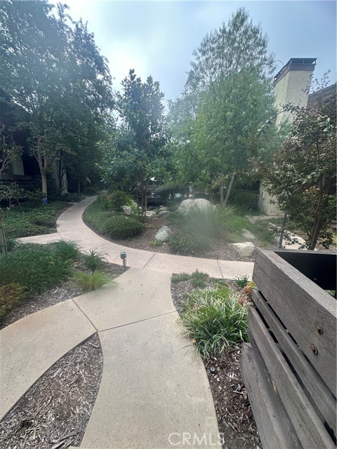 Detail Gallery Image 5 of 19 For 21931 Burbank #46,  Woodland Hills,  CA 91367 - 2 Beds | 2/1 Baths