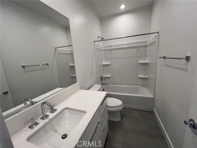 Detail Gallery Image 7 of 10 For 601 S Lyon St, Santa Ana,  CA 92705 - 2 Beds | 3 Baths