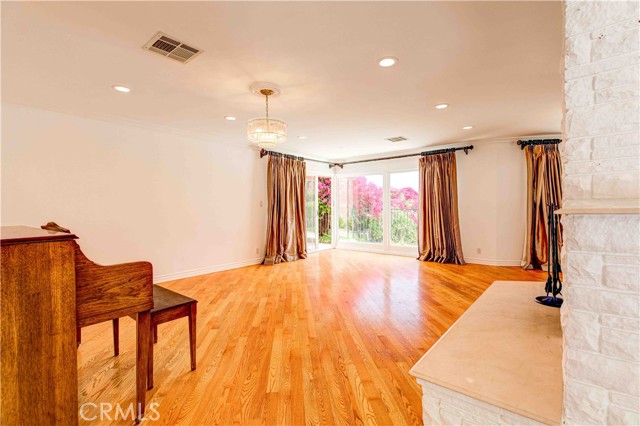 Detail Gallery Image 9 of 54 For 1536 Glenmont Dr, Glendale,  CA 91207 - 3 Beds | 4 Baths