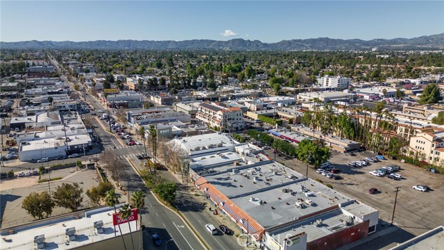 Image 22 of 30 For 18407 Sherman Way