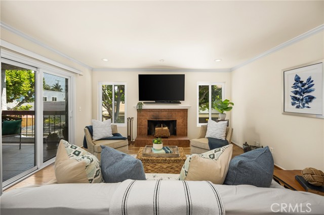 3600 E 4th Street, Long Beach CA: https://media.crmls.org/medias/ab2621d0-89b9-47e6-b2ea-c00ea3ee57d5.jpg