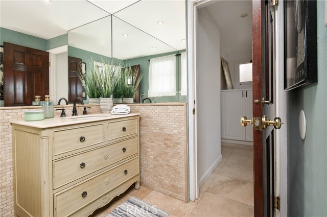 Detail Gallery Image 15 of 40 For 8383 Wyndham Rd, Los Angeles,  CA 90046 - 3 Beds | 2/1 Baths