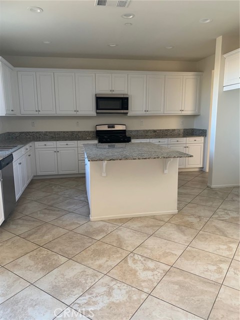 Detail Gallery Image 5 of 10 For 15038 15038 Paseo Verde Place Rw, Victorville,  CA 92394 - 4 Beds | 3 Baths