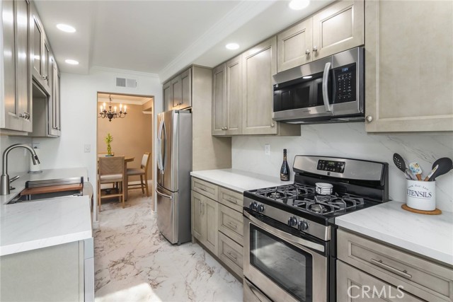 Detail Gallery Image 11 of 26 For 22375 Mission Cir, Chatsworth,  CA 91311 - 2 Beds | 2/1 Baths