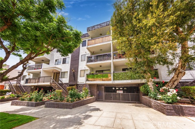 Detail Gallery Image 1 of 20 For 635 E Elmwood Ave #201,  Burbank,  CA 91501 - 3 Beds | 2 Baths