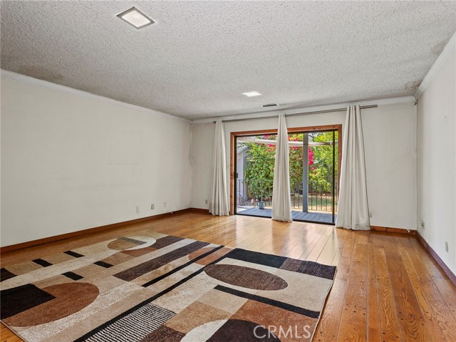 10348 Woodbridge Street, Toluca Lake CA: https://media.crmls.org/medias/ab367495-8e47-482c-b955-bc31950fc5fb.jpg