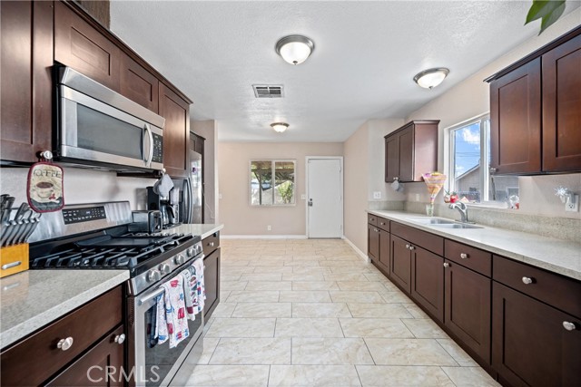 Detail Gallery Image 5 of 20 For 1737 N Mountain View Ave, San Bernardino,  CA 92405 - 4 Beds | 2 Baths