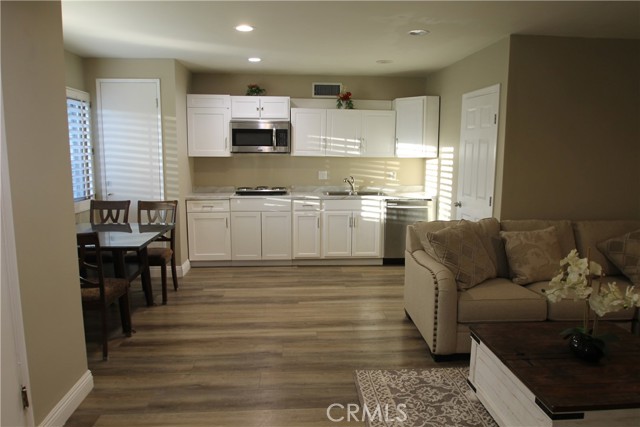 Detail Gallery Image 2 of 10 For 19303 Citronia St Adu,  Northridge,  CA 91324 - 1 Beds | 1 Baths