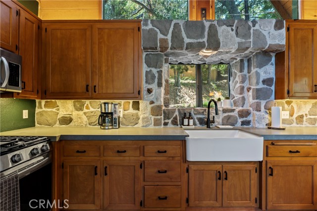 Detail Gallery Image 10 of 34 For 316 Burnt Mill Rd, Lake Arrowhead,  CA 92352 - 3 Beds | 3 Baths