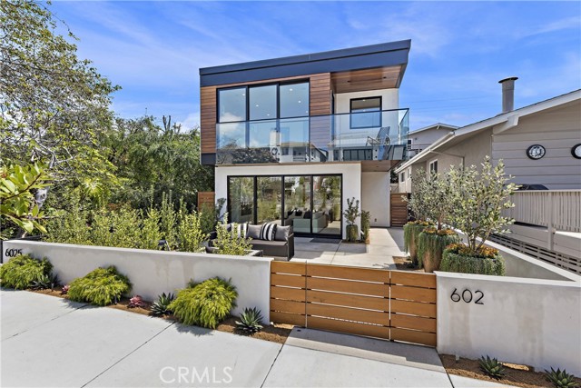 Detail Gallery Image 1 of 28 For 602 Iris Ave, Corona Del Mar,  CA 92625 - 3 Beds | 3/2 Baths