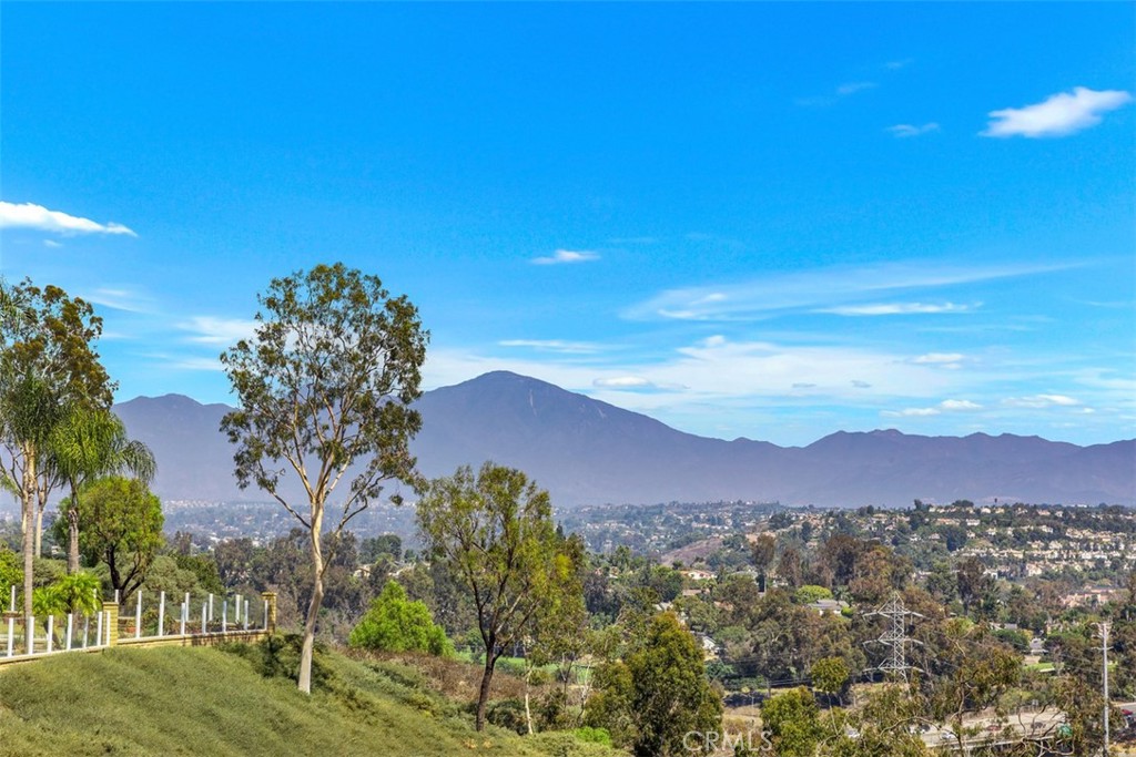 https://media.crmls.org/medias/ab398eb2-a3cd-4617-bc0b-f1bde03c11f4.jpg?preset=X-Large