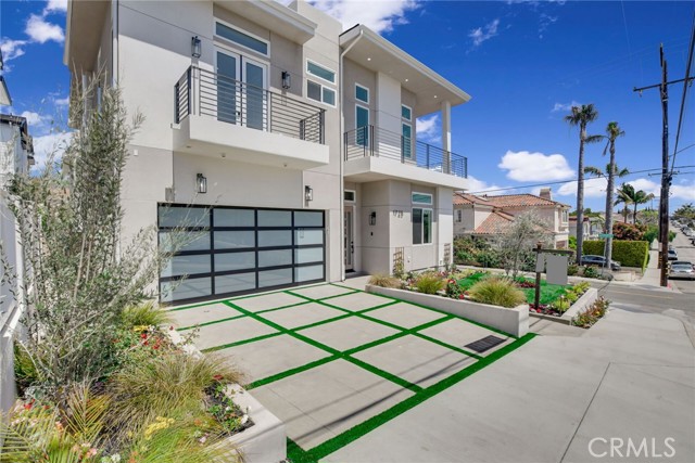 GARAGE WITH DIRECT ACCESS TO HOME