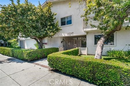 18547 Collins Street, Tarzana CA: https://media.crmls.org/medias/ab4036d0-d4a3-481c-9214-001f032437bf.jpg