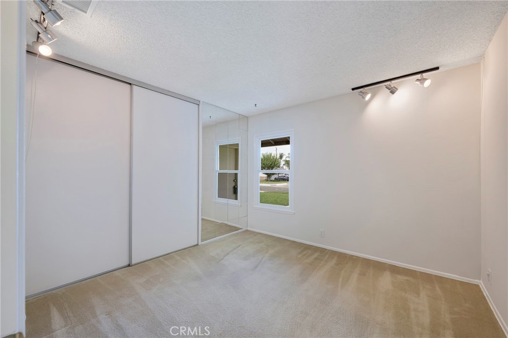 https://media.crmls.org/medias/ab41b894-a40d-4dd4-9b80-3578b33ba29e.jpg?preset=X-Large