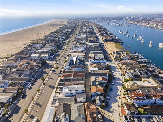 Detail Gallery Image 7 of 58 For 820 W Balboa Bld, Newport Beach,  CA 92661 - 5 Beds | 4/2 Baths