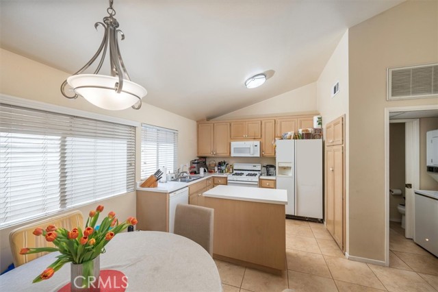 Detail Gallery Image 11 of 25 For 5461 Newcastle Ave #8,  Encino,  CA 91316 - 2 Beds | 2/1 Baths