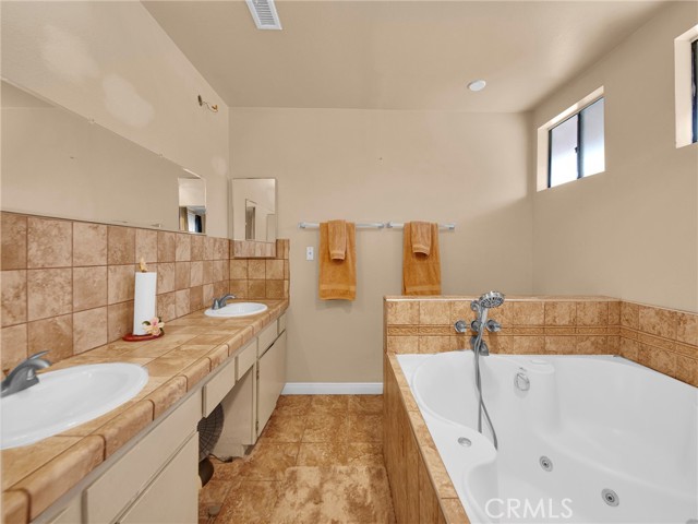 Detail Gallery Image 15 of 31 For 18425 Saticoy St #1,  Reseda,  CA 91335 - 3 Beds | 2/1 Baths