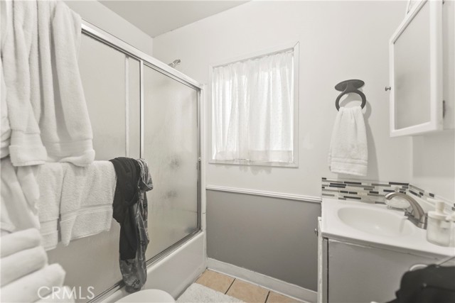 2424 West Boulevard, Los Angeles CA: https://media.crmls.org/medias/ab4d486c-7787-4b52-b7f8-8727280afc49.jpg